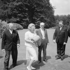 Koningin Juliana ontvangt een delegatie vissers uit Katwijk op paleis Soestdijk , Bestanddeelnr 919-2791