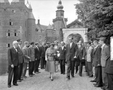 Koningin Juliana bezoekt Kasteel Nyenrode, Bestanddeelnr 907-7876