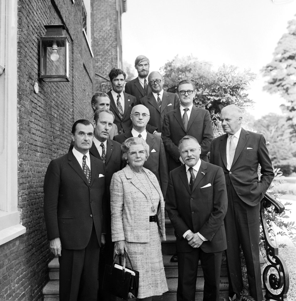 Koningin Juliana ontvangt het Presidium van het Europees Parlement, Juliana tuss, Bestanddeelnr 926-6795