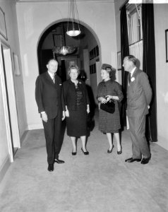 Koningin Juliana ontvangt Manlio Brosio (secretaris generaal NAVO) en diens echt, Bestanddeelnr 917-4103