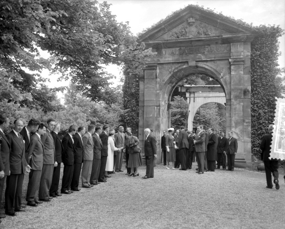 Koningin Juliana bezoekt Kasteel Nyenrode, Bestanddeelnr 907-7877