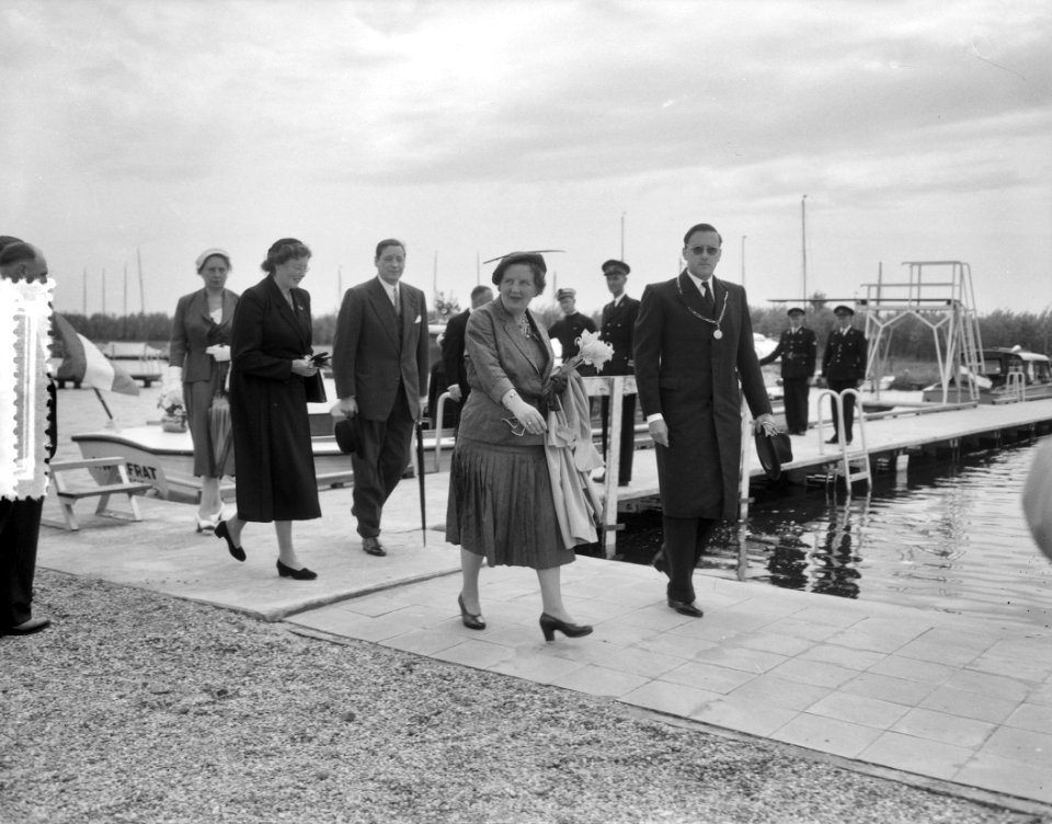 Koningin Juliana bezoekt het openluchtzwembad in Breukelen, Bestanddeelnr 907-7868