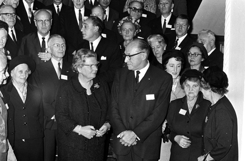 Koningin Juliana ontvangt leden van het congres over tuberculose op Paleis Soest, Bestanddeelnr 920-7595