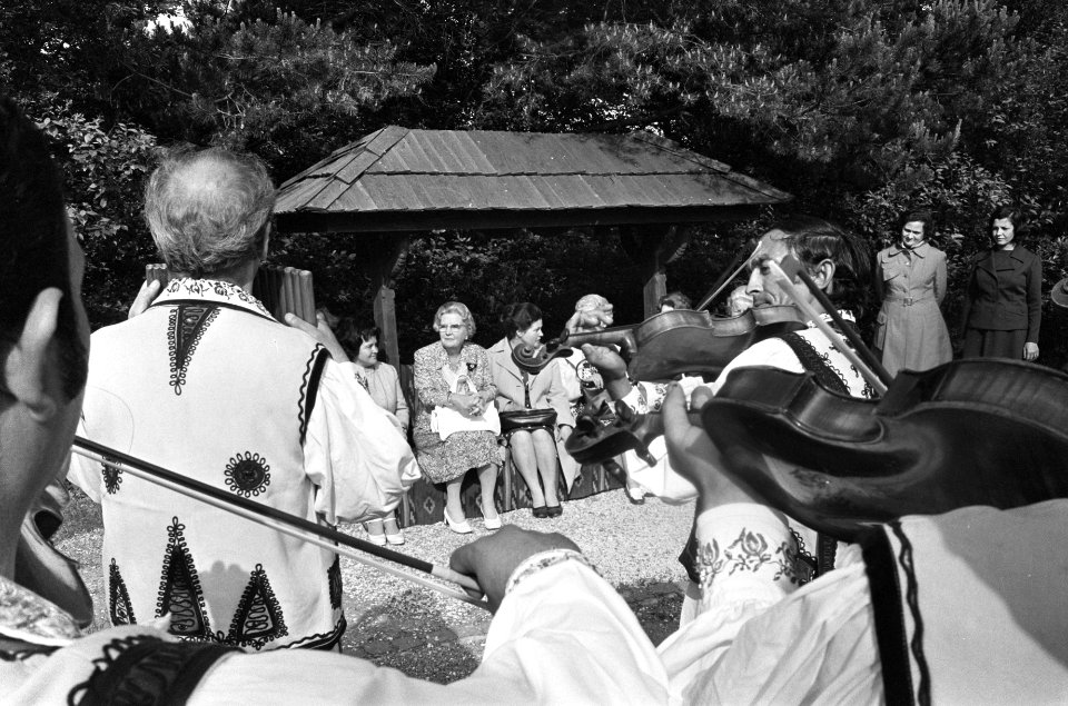 Koningin Juliana bij het optreden van een folkloristische muziekgroep bij een 'd, Bestanddeelnr 927-9863