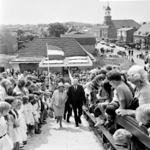 Koningin Juliana op een loopbrug, Bestanddeelnr 922-5391