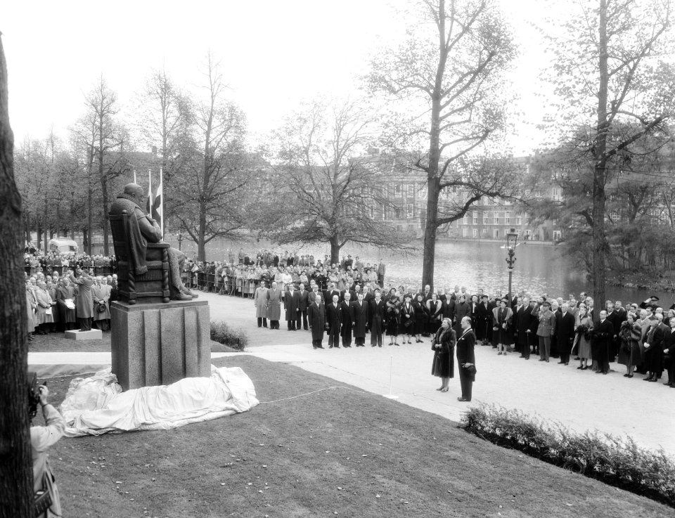 Koningin Juliana onthult een standbeeld Johan van Oldenbarneveldt in Den Haag, Bestanddeelnr 906-7861