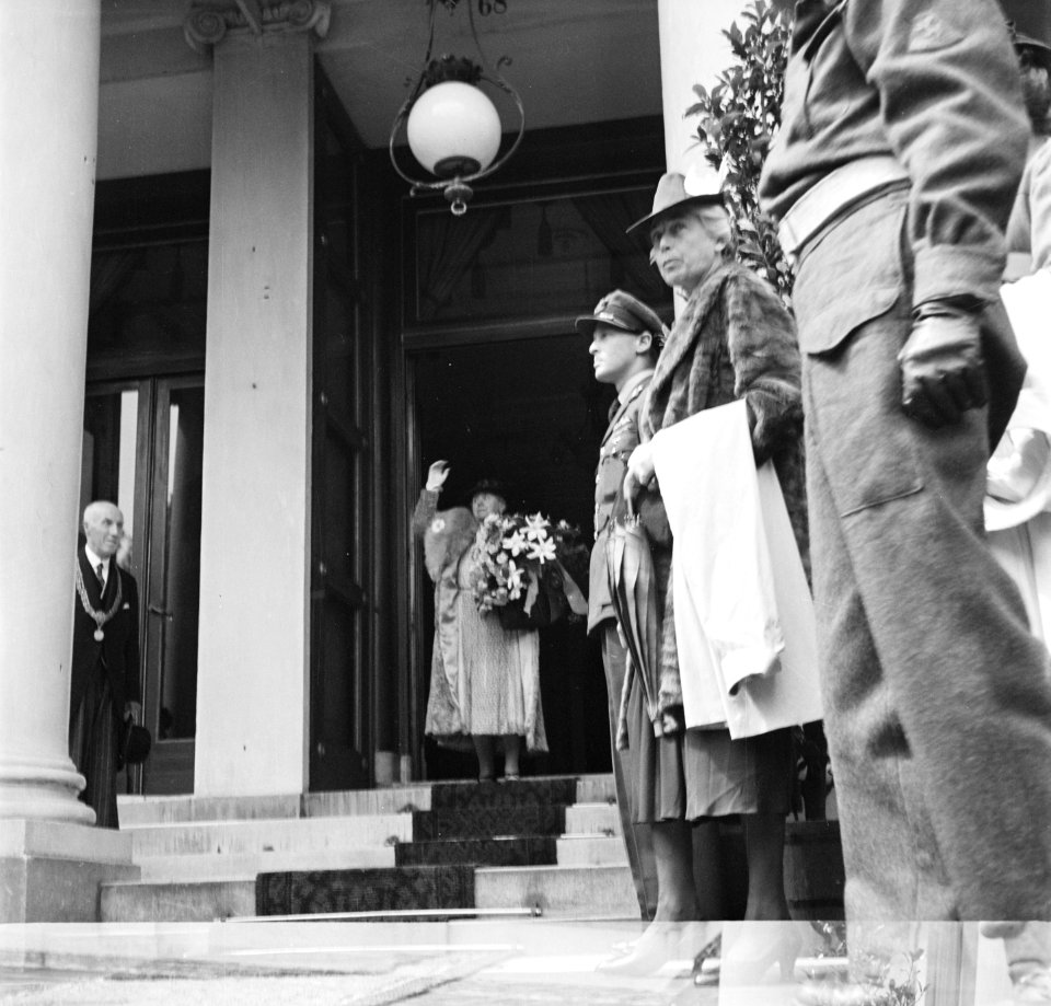 Koningin Wilhelmina zwaait vanaf het bordes van Paleis Noordeinde, Bestanddeelnr 900-5012