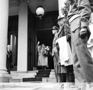 Koningin Wilhelmina zwaait vanaf het bordes van Paleis Noordeinde, Bestanddeelnr 900-5012
