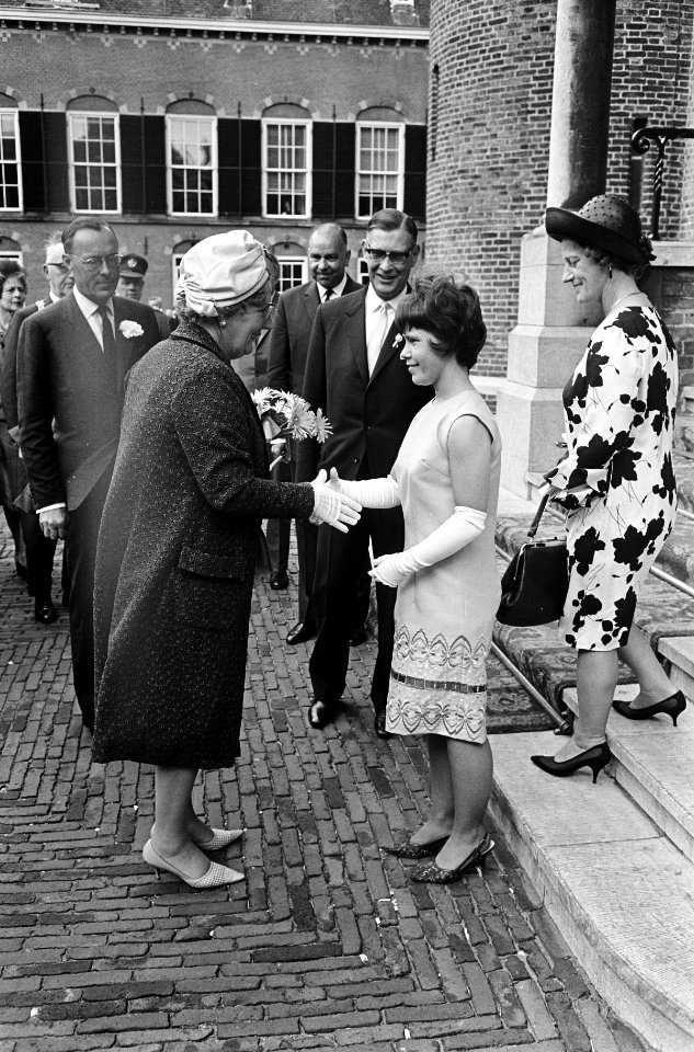Koningin Juliana ontvangt bloemen bij aankomst bij de Ridderzaal, Bestanddeelnr 917-8944