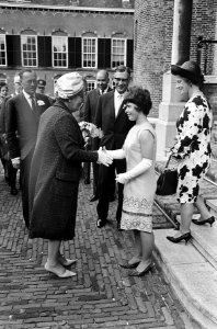 Koningin Juliana ontvangt bloemen bij aankomst bij de Ridderzaal, Bestanddeelnr 917-8944