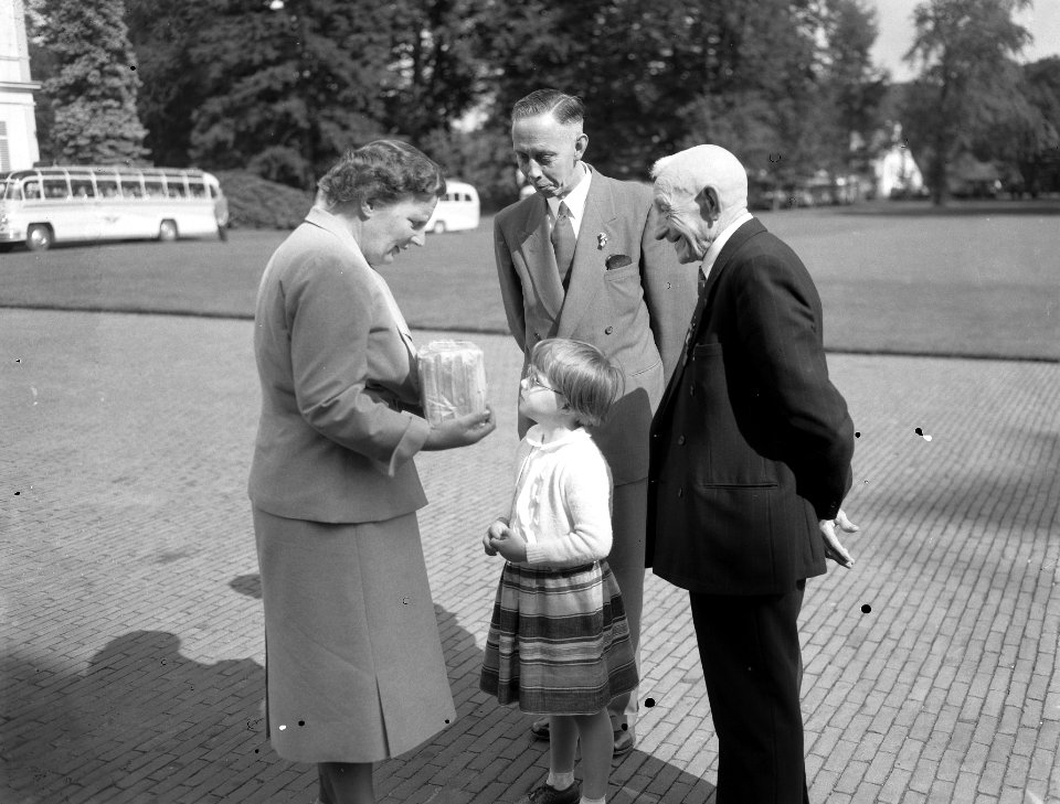 Koningin Juliana ontvangt ouden van dagen op paleis Soestdijk, Bestanddeelnr 906-7221