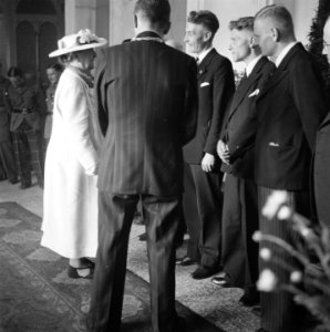 Koningin Wilhelmina wordt voorgesteld aan een aantal heren in Sacre Coeur, het t, Bestanddeelnr 900-4309