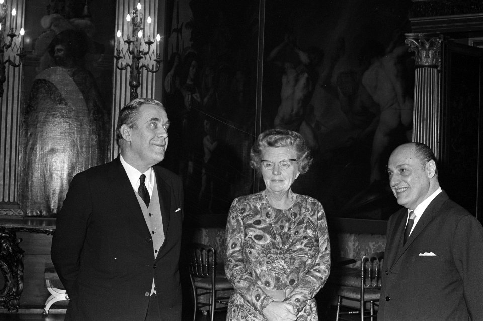 Koningin Juliana ontvangt op Huis ten Bosch dr. M.G. Candau (dir.-gen. Wereld G…, Bestanddeelnr 925-3983