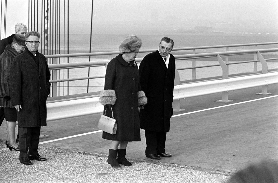 Koningin Juliana bij het openen van de Oosterscheldebrug de koningin in gezels, Bestanddeelnr 918-5663