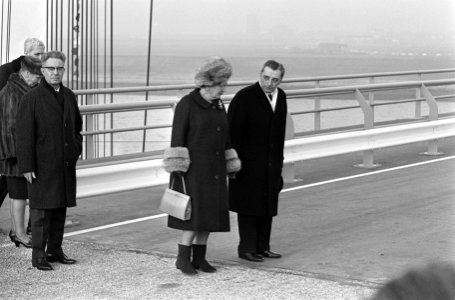 Koningin Juliana bij het openen van de Oosterscheldebrug de koningin in gezels, Bestanddeelnr 918-5663
