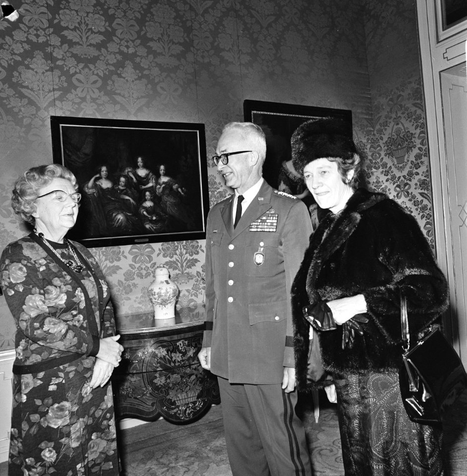 Koningin Juliana ontvangt op Huis ten Bosch generaal Goodpaster (opperbevelhebbe, Bestanddeelnr 927-5892
