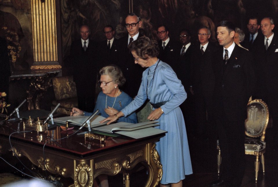 Koningin Juliana ondertekent de akte van erkenning van de Republiek Suriname op , Bestanddeelnr 254-9719