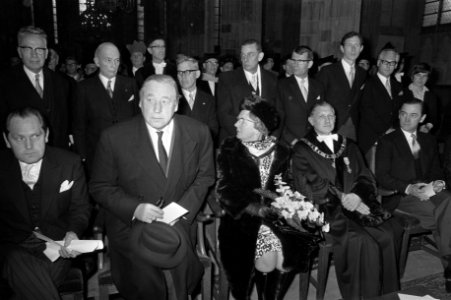 Koningin Juliana op de eerste rij in de Domkerk, Bestanddeelnr 925-2193