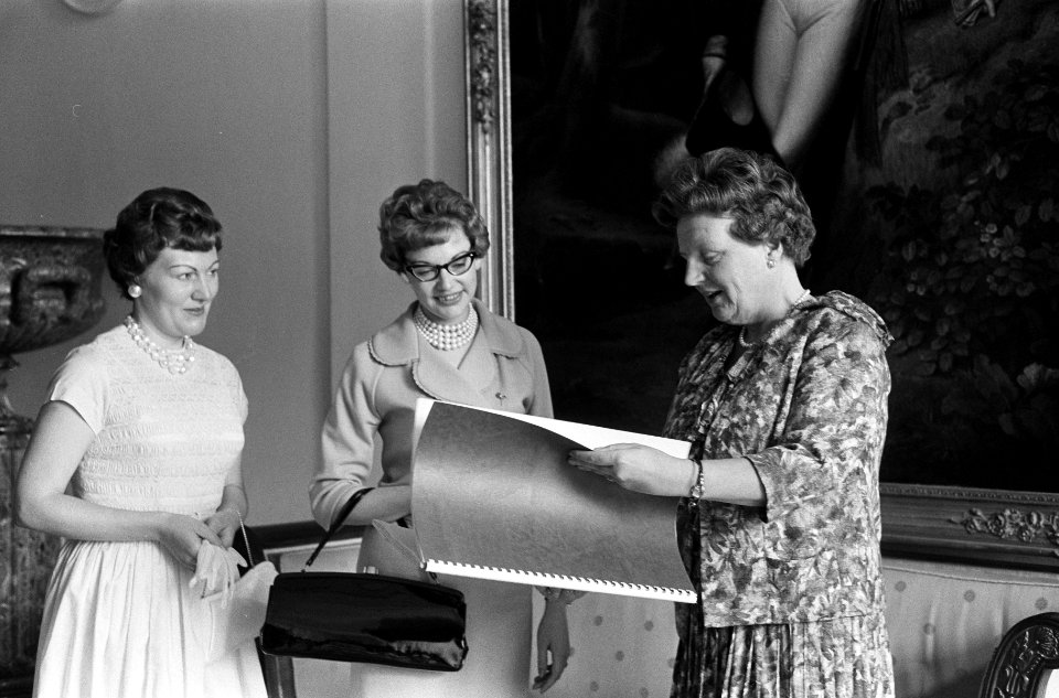 Koningin Juliana ontvangt een album met handtekeningen van bewoners uit West-Mic, Bestanddeelnr 914-0635