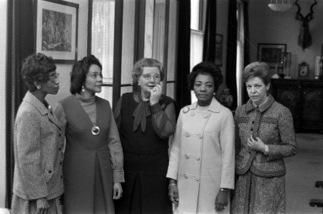 Koningin Juliana ontvangt mevrouw Coretta King met haar gezelschap op Paleis Soe, Bestanddeelnr 923-2472