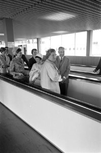 Koningin Juliana op de loopband, links naast haar prinses Christina, Bestanddeelnr 920-4887