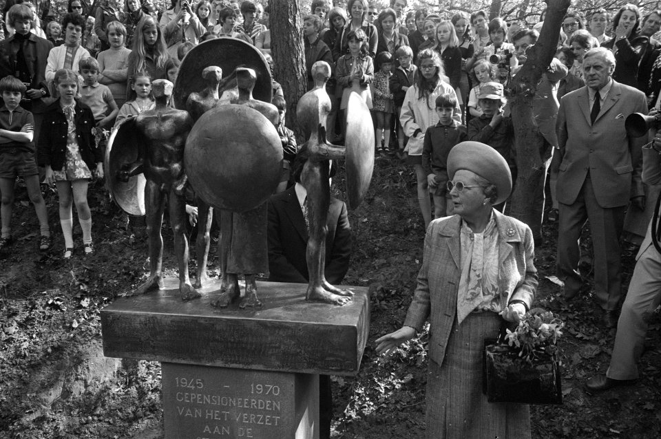 Koningin Juliana bij het monument van het verzet in het Museumpark, Bestanddeelnr 925-5827