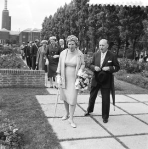 Koningin Juliana op de Floriade in Rotterdam Op de achtergrond museum Boijmans , Bestanddeelnr 911-4394