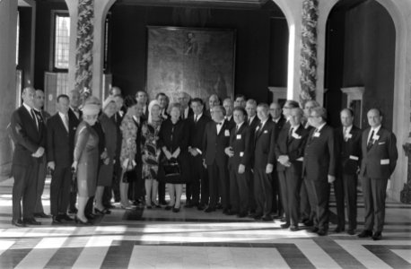 Koningin Juliana ontvangt in het Paleis op de Dam een delegatie van het Union In, Bestanddeelnr 922-3516