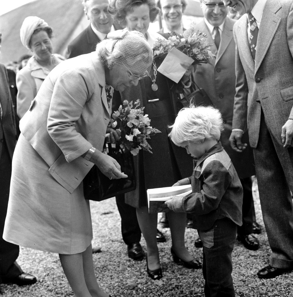 Koningin Juliana bezoekt het Gooi, in Blaricum koningin Juliana tijdens wandeli, Bestanddeelnr 927-2388