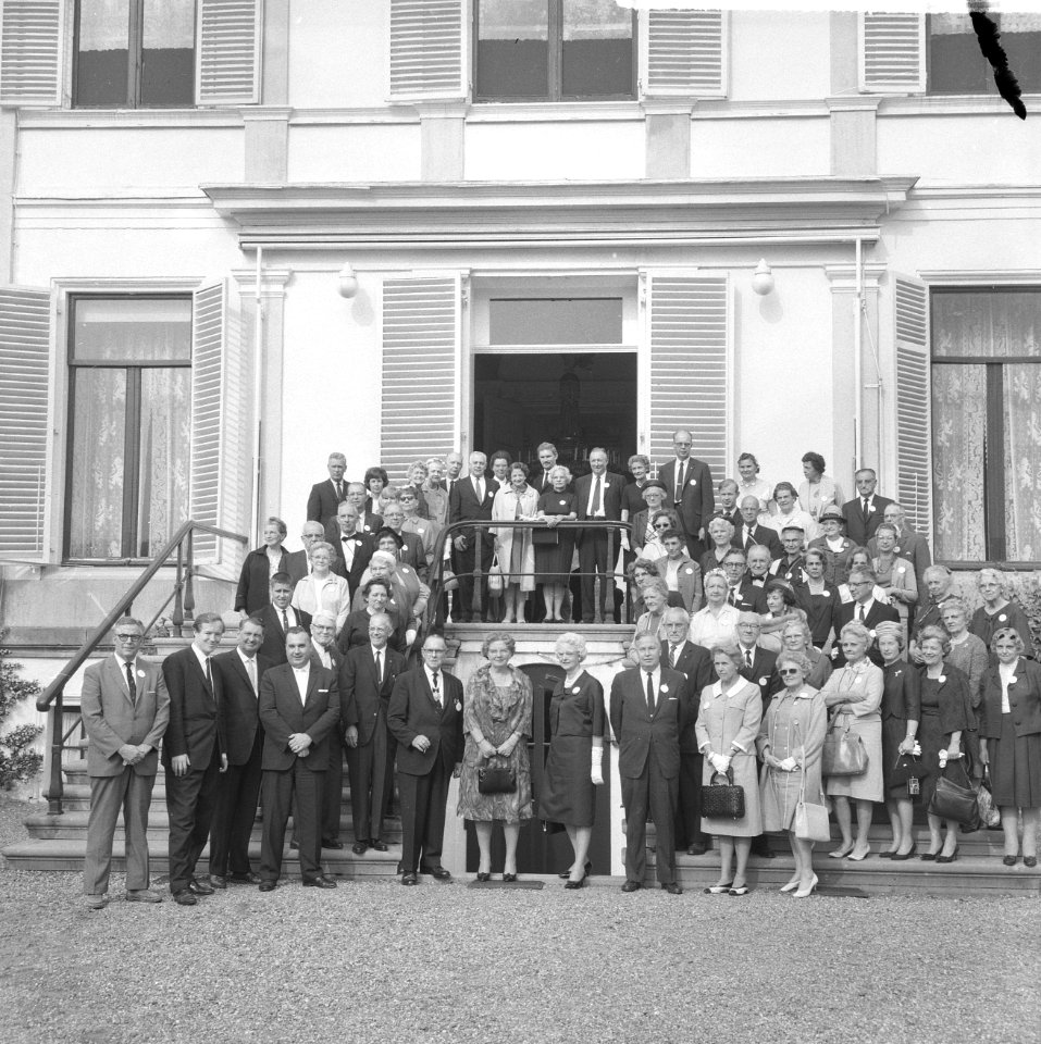 Koningin Juliana ontvangt delegatie van Amerikaanse General Society of Mayflower, Bestanddeelnr 917-8635