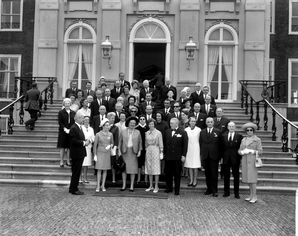 Koningin Juliana ontvangt delegatie congres Meelfabrikanten op Huis ten Bosch, Bestanddeelnr 919-1422