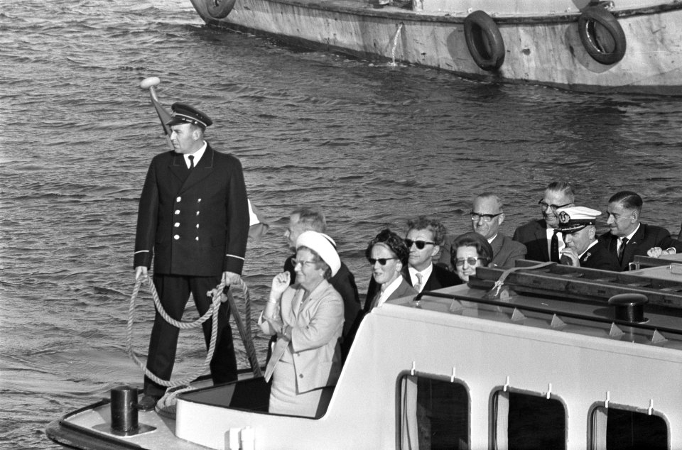 Koningin Juliana op een bootje van Rijkswaterstaat, Bestanddeelnr 916-8303
