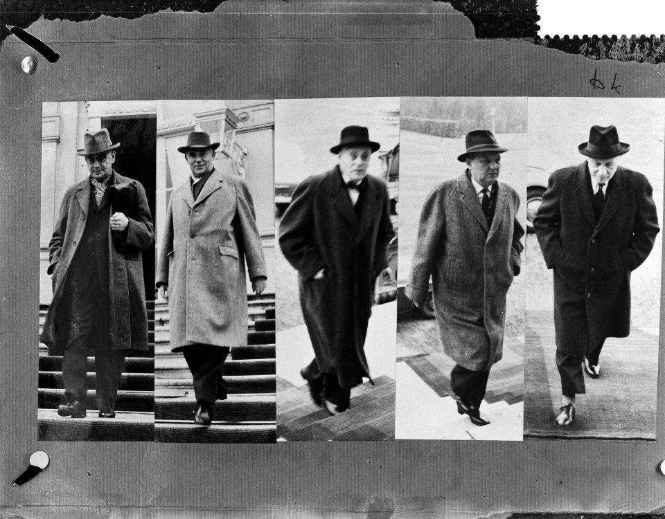 Koningin Juliana ontvangt fractieleiders v.l.n.r. F. Andriessen (KVP), J. Burger, Bestanddeelnr 911-9083