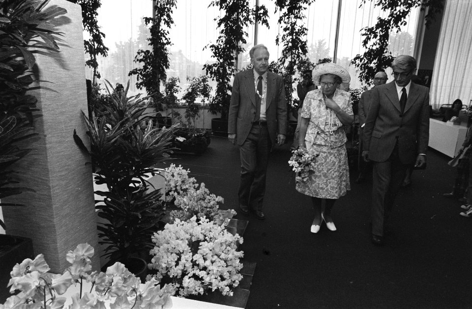 Koningin Juliana op de tentoonstelling, links van haar P.P.A. Teunissen, voorzit, Bestanddeelnr 928-0293