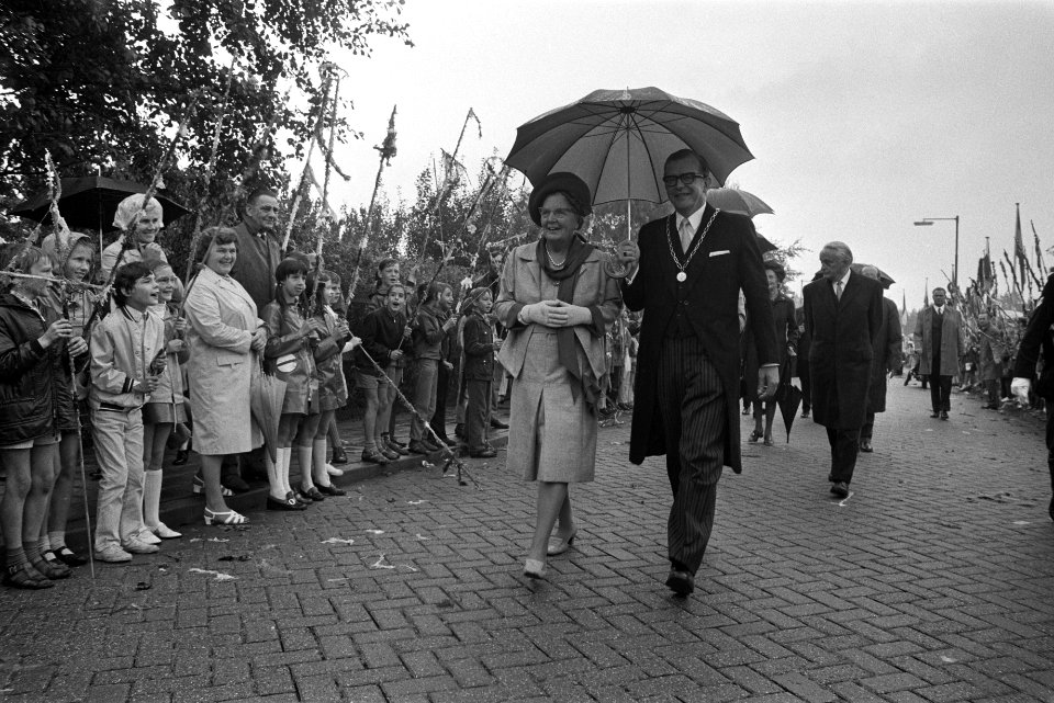 Koningin Juliana bezoekt gemeenten Rhoon, Poortugaal en Maassluis ( Zuid Holland, Bestanddeelnr 924-9708