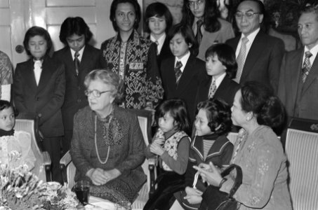 Koningin Juliana ontvangt ex-gijzelaars Ind. Consulaat op Paleis Soestdijk kon, Bestanddeelnr 928-4048