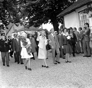 Koningin Juliana bezoekt het Gooi, in Blaricum, Bestanddeelnr 927-2391