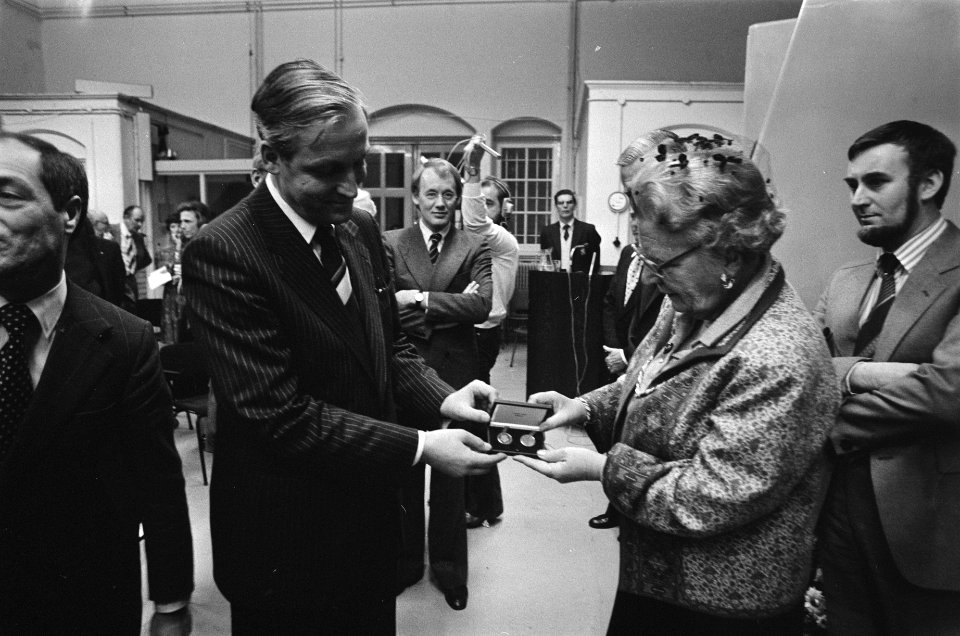 Koningin Juliana ontvangt eerste munten van staatssecretaris Nooteboom, Bestanddeelnr 930-0016