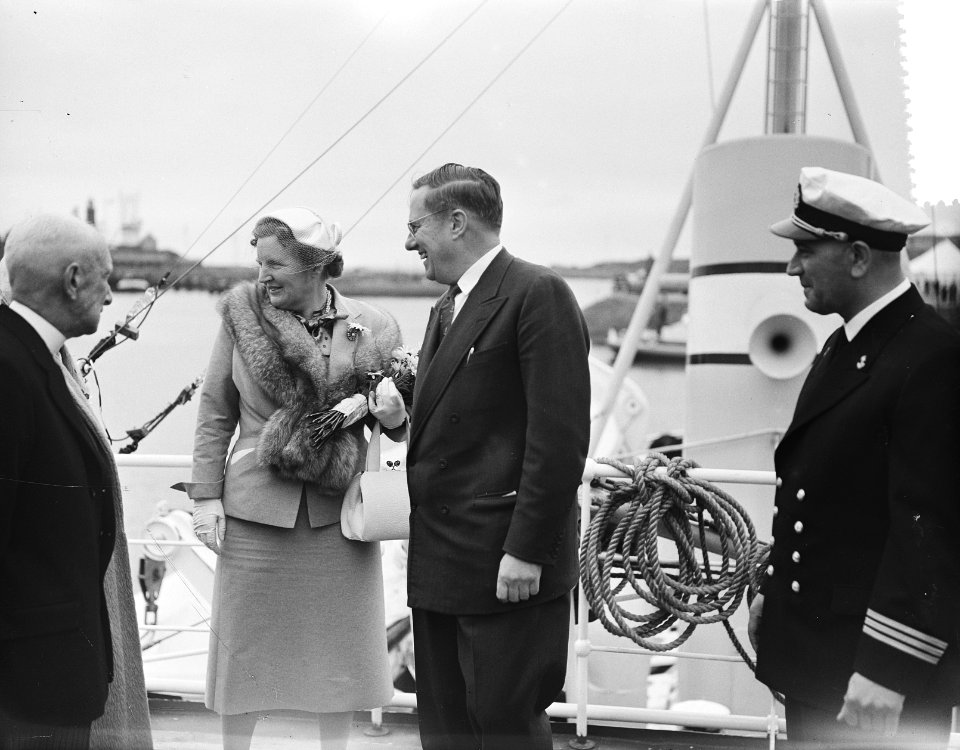Koningin Juliana stelt te IJmuiden hospitaal-kerkschip De Hoop III in dienst, Bestanddeelnr 907-2227
