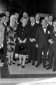 Koningin Juliana ontvangt in het Paleis op de Dam een delegatie van het Union In, Bestanddeelnr 922-3517
