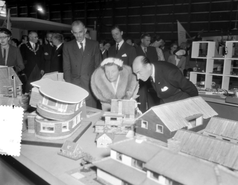 Koningin Juliana bezoekt het Ahoygebouw in Rotterdam, Bestanddeelnr 906-4981