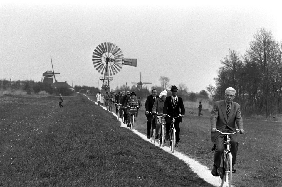 Koningin Juliana op de fiets door de Rottige Meente, Bestanddeelnr 927-1350