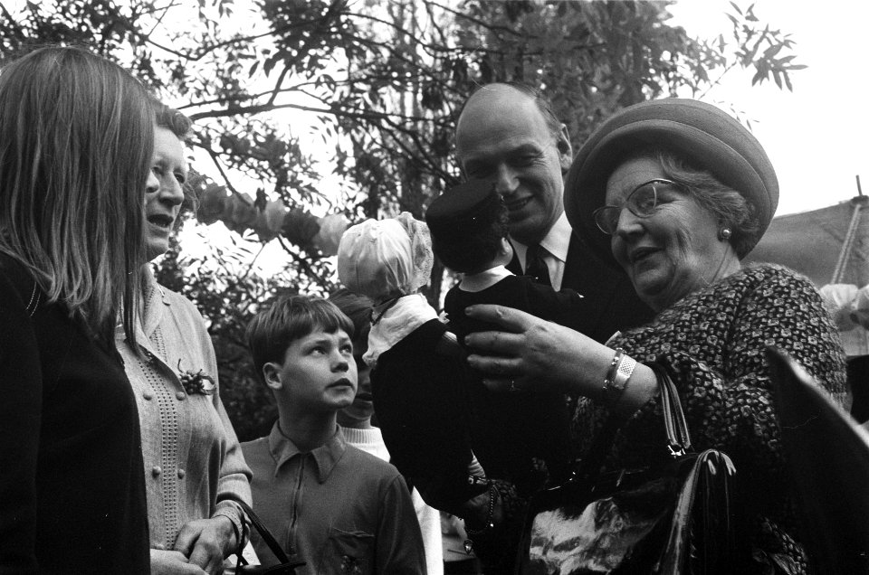 Koningin Juliana bezoekt Gereformeerd Burgerweeshuis Coen Cuserhuis te Haarlem, Bestanddeelnr 922-9226