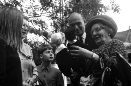 Koningin Juliana bezoekt Gereformeerd Burgerweeshuis Coen Cuserhuis te Haarlem, Bestanddeelnr 922-9226