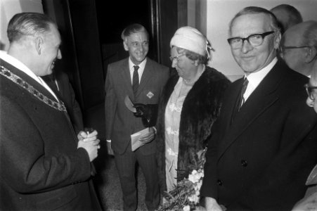 Koningin Juliana ontvangt in het beursgebouw van Leeuwarden van de heer Hallema , Bestanddeelnr 923-4448