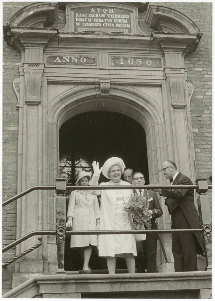 Koningin Juliana bezoekt Haarlem en zwaait vanaf het bordes van het stadhuis. NL-HlmNHA 54011901 1