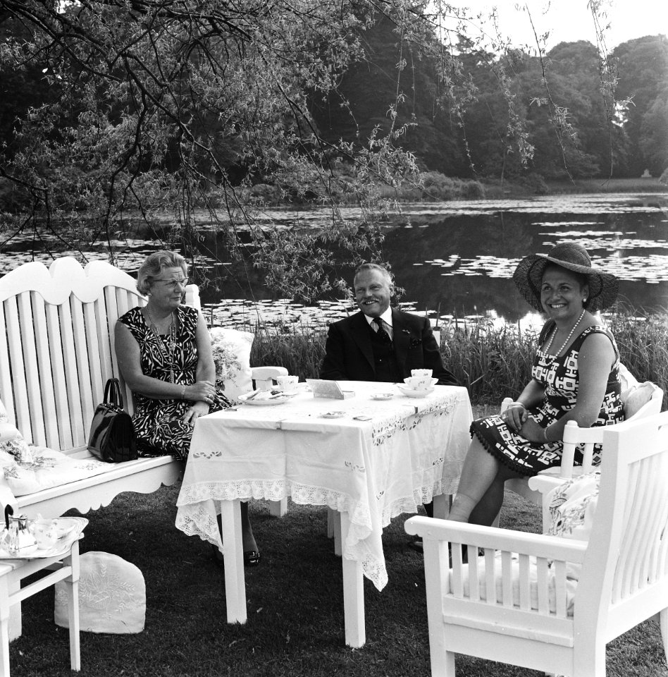 Koningin Juliana ontvangt in de tuin van paleis Soestdijk de voorzitter van het , Bestanddeelnr 926-4919