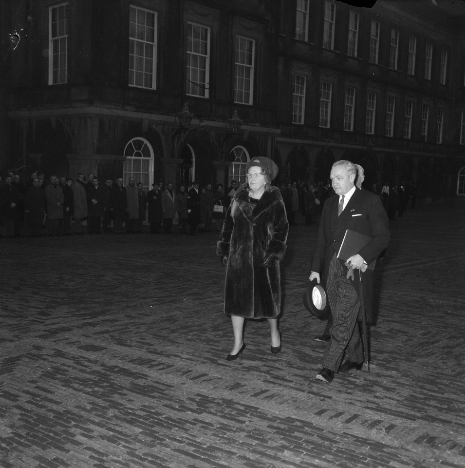 Koningin Juliana op weg naar de Ridderzaal, naast haar Frans-Joseph van Thiel, Bestanddeelnr 915-9256