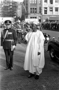 Koningin Juliana ontvangt in het paleis op de Dam vier ambassadeurs en hun geloo, Bestanddeelnr 922-8744