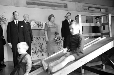 Koningin Juliana bezoekt het Burgerweeshuis in Amsterdam, Bestanddeelnr 913-4833